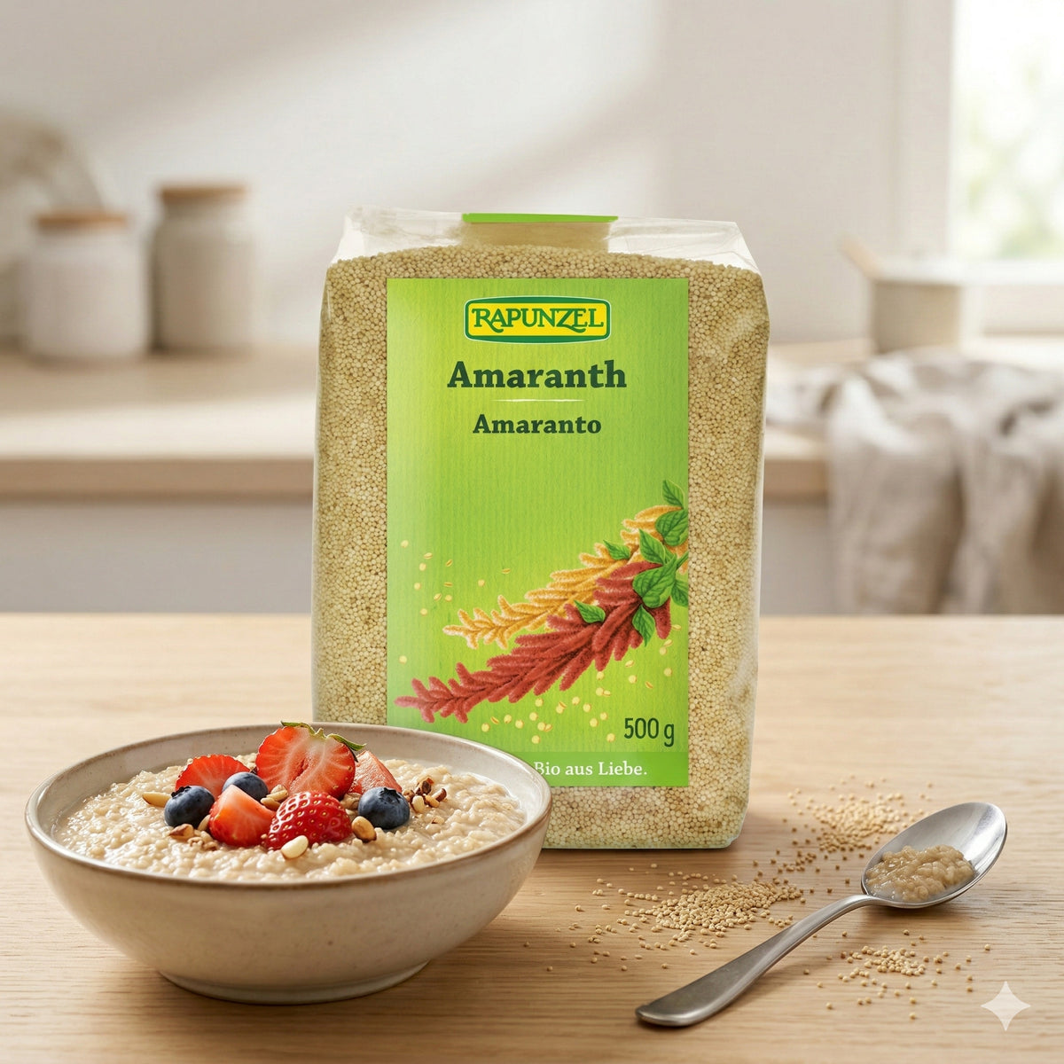 Bio Amaranth Samen von Rapunzel, für Kochen, innerhalb einer Schüssel mit Amaranth Körnern auf weißem Hintergrund