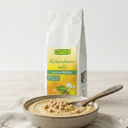Geröstetes Bio Kichererbsenmehl von Rapunzel in 500g-Packung, für gesunde Kochrezepte, zeigt die Verpackung und Mehl im Behälter.