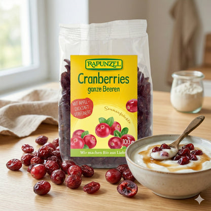 Getrocknete Bio-Preiselbeeren von Rapunzel, nährstoffreiche Früchte, ideal für Snacks oder Müslis, auf weißem Hintergrund.