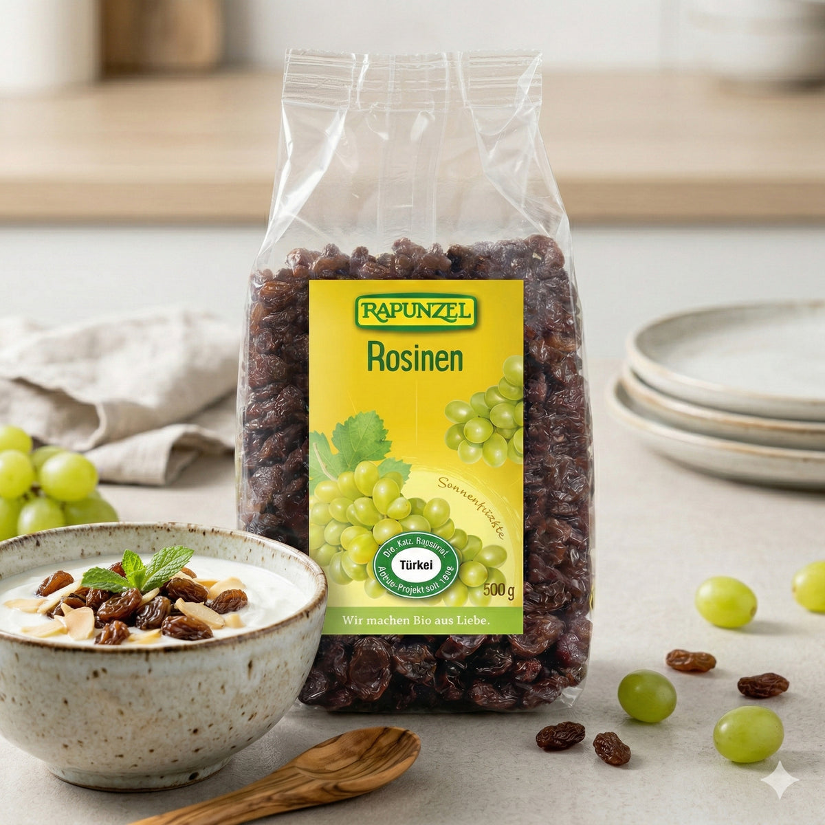 Bio Rosinen von Rapunzel in einer Schale, ideal für Frühstück, türkische Süßigkeiten, 500g-Packung, natürliche Trockenfrüchte