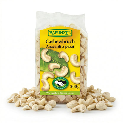 Bio Cashewbruch von Rapunzel, 500g, für Kochen, grob geschnittene Cashewkerne auf weißem Hintergrund