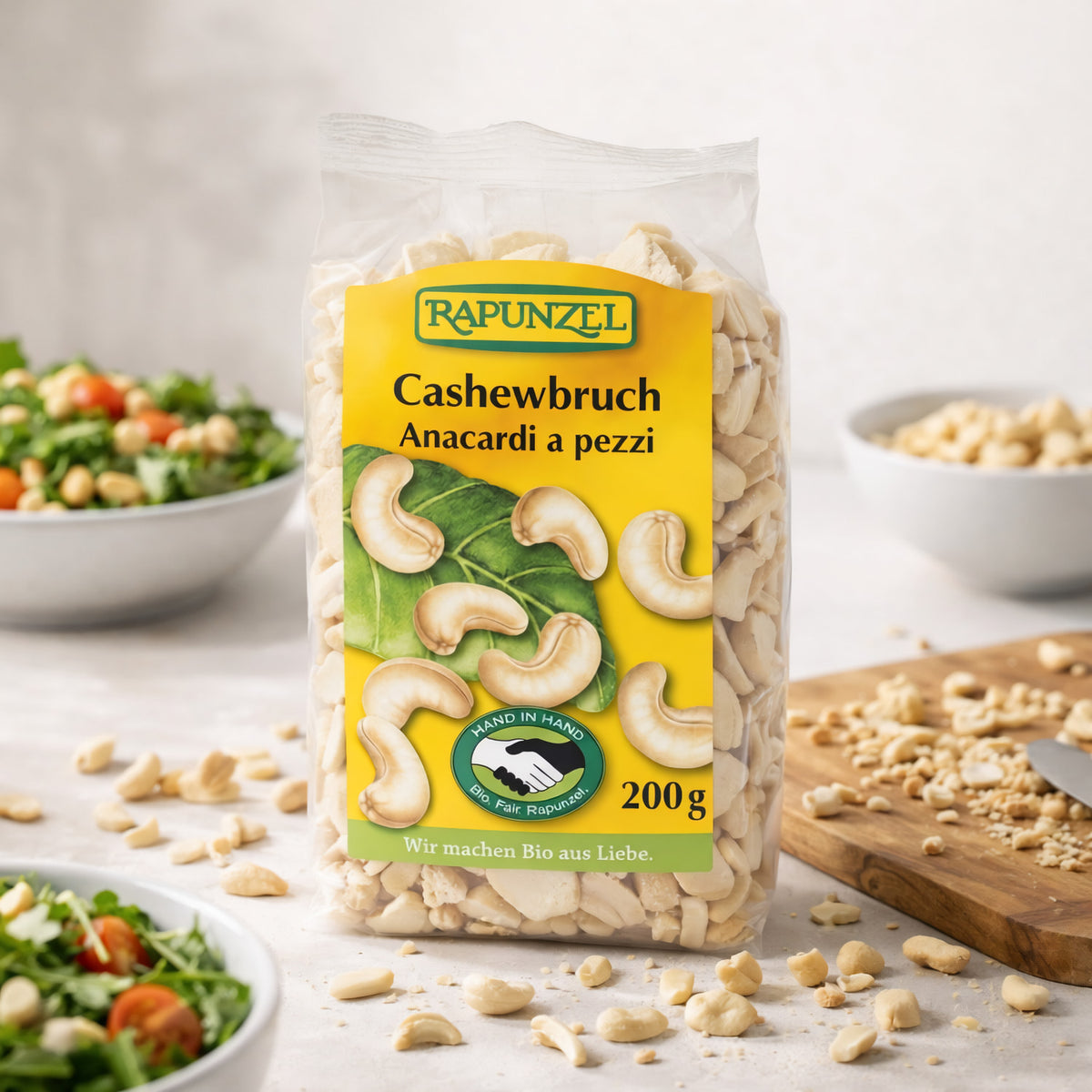 Bio Cashewbruch von Rapunzel in einer Schüssel, ideal zum Kochen, 500g, rohe, ungesalzene Cashewkerne.