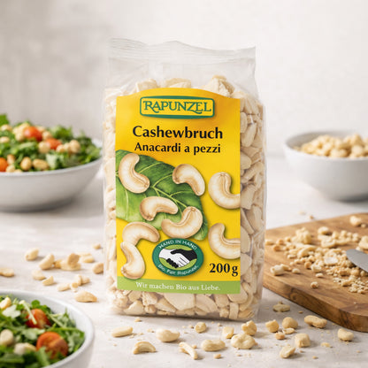 Bio Cashewbruch von Rapunzel in einer Schüssel, ideal zum Kochen, 500g, rohe, ungesalzene Cashewkerne.