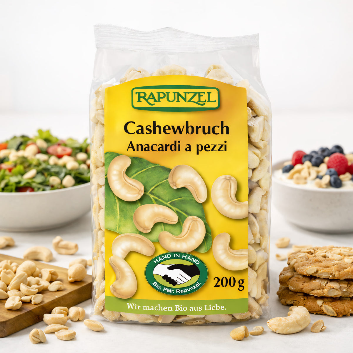 Bio Cashewbruch von Rapunzel in einer Schüssel, ideal zum Kochen, zeigt die grob gehackten Cashewkerne in natürlicher Form.