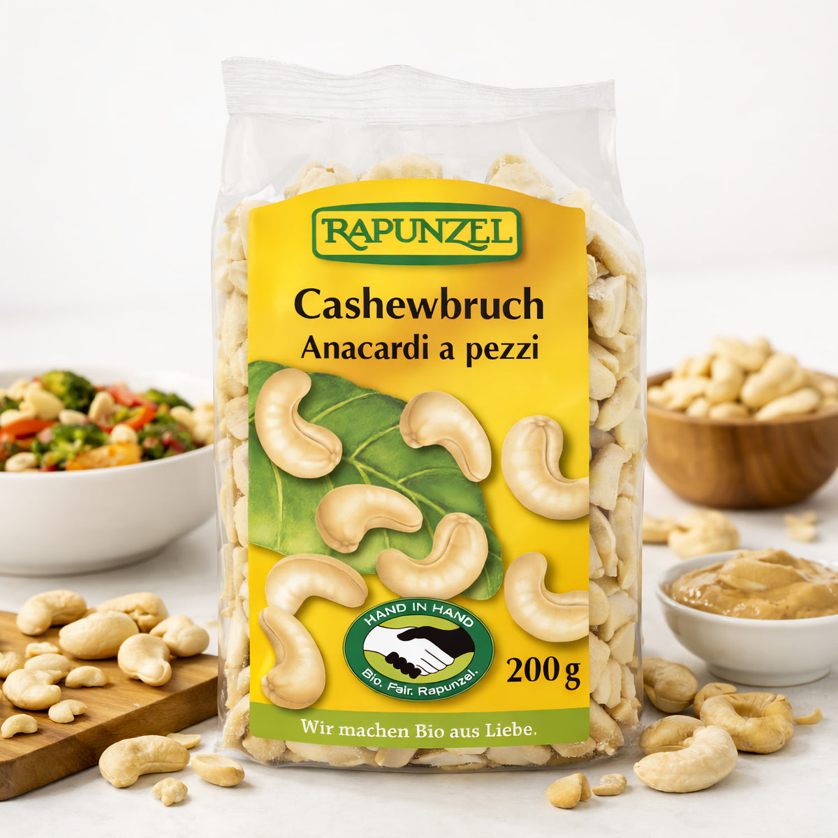 Bio Cashewbruch von Rapunzel in einer Schüssel, ideal zum Kochen, 200g packung, rohes und gesunden Nussbruch.