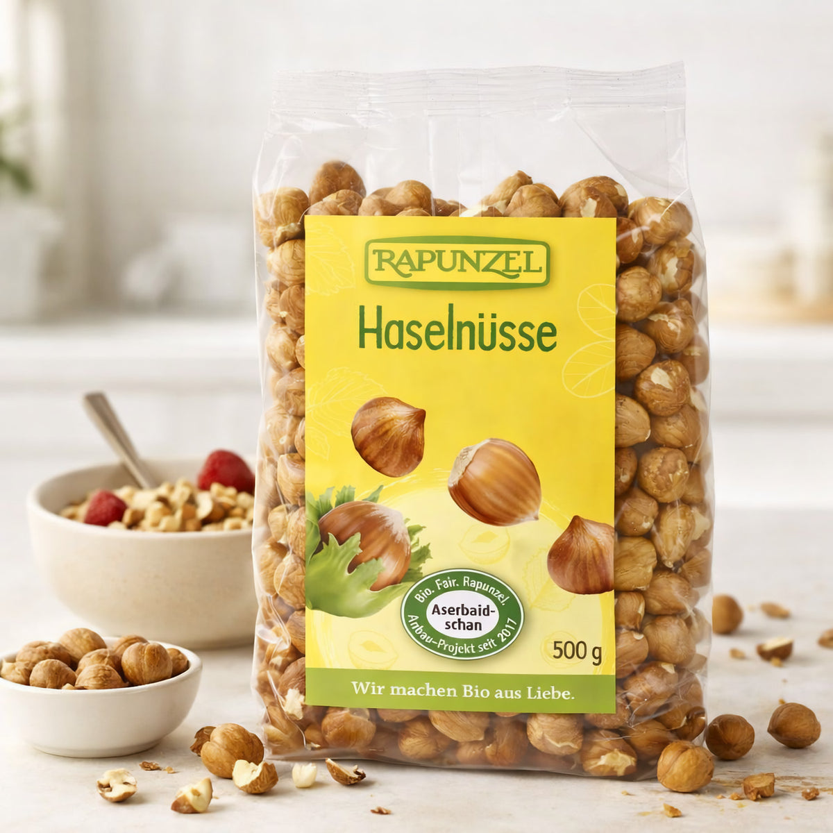 Bio Haselnüsse von Rapunzel, 500g, zum Kochen geeignet, braune Haselnüsse in einer Schüssel.