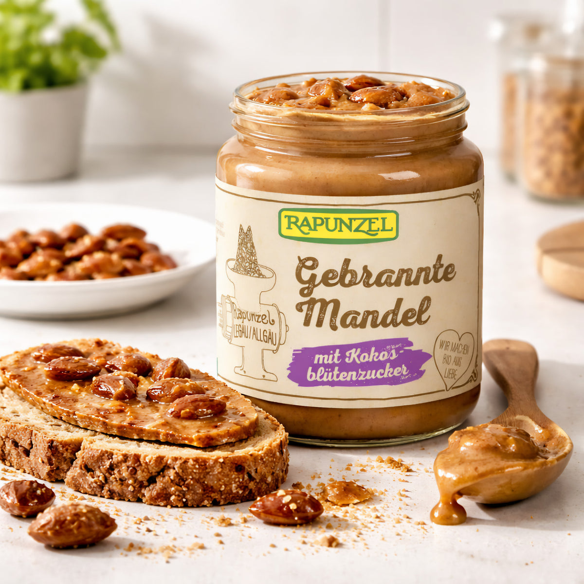 Bio gebrannter Mandel-Aufstrich mit Kokosblütenzucker von Rapunzel, in 250g Glas, mit Mandel- und Kokosnuss-Details sichtbar