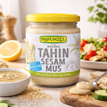 Weiße Bio Tahin Sesammus von Rapunzel in 250 g Packung, ideal zum Kochen, auf einem weißen Hintergrund.