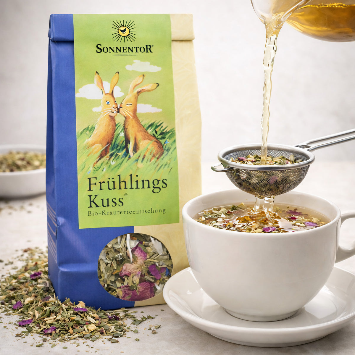 Lose Sonnentor FrühlingsKuss-Kräutertee in 80g Packung, frisch und aromatisch, mit bunten Kräutern und Blüten für einen belebenden Tee.
