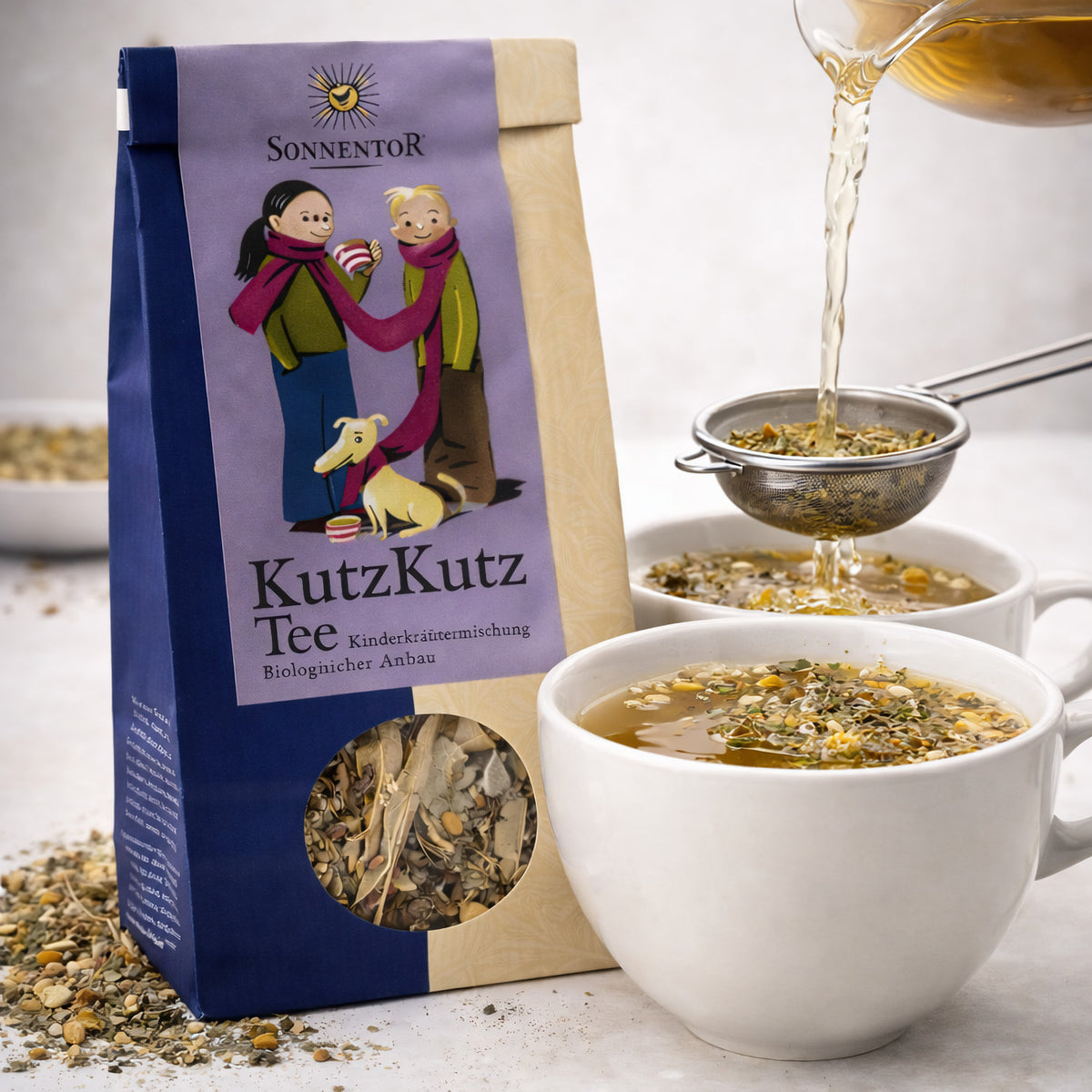 Bio Kutz Kutz Hustentee von Sonnentor, dampfend in einer Tasse, mit Kräutern und Teeblättern.