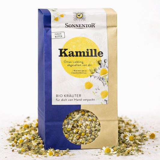 Bio Kamillentee von Sonnentor in einer transparenten Packung, sichtbare Kamillenblüten und Teeblätter, ideal für entspannenden Tee.