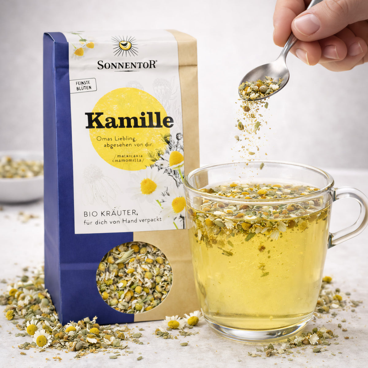 Bio Kamillentee von Sonnentor in einer transparenten Teeverpackung mit Kamillenblüten und Teeblättern, frisch und naturbelassen.