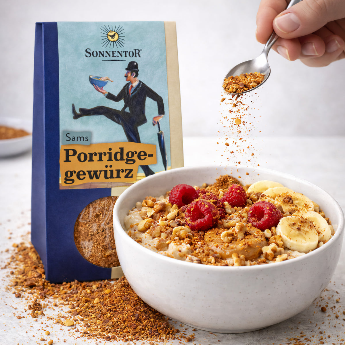 Sonnentor Sams Porridge Gewürz, 70g, in einer offenen Dose mit verschiedenen getrockneten Gewürzen und Kräutern.