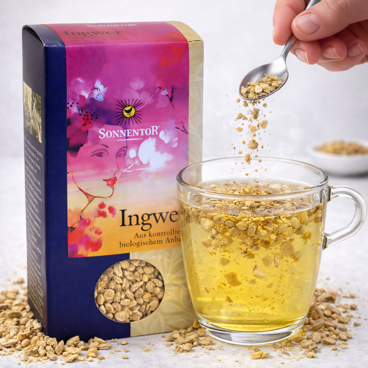 Lose Ingwer Tee von Sonnentor in 90g Packung, frisch und aromatisch, zeigt Teeblätter und Ingwerstücke in einer transparenten Verpackung.
