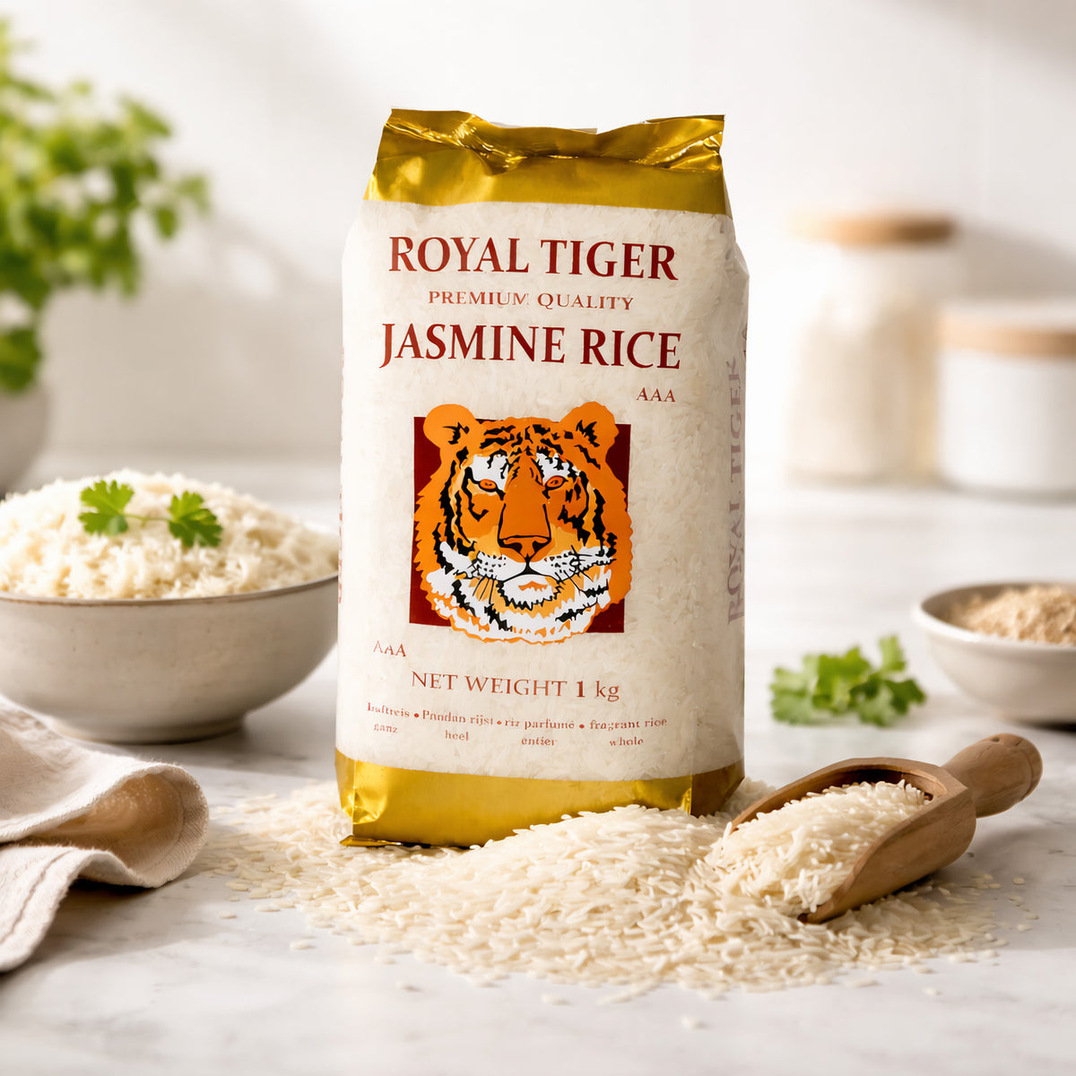Jasminreis Royal Tiger im 1kg-Pack, ideal zum Kochen, zeigt glänzende, lange Reiskörner in einer offenen Verpackung.