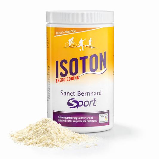 Sanct Bernhard SPORT Isoton Energiedrink 900g Dose mit weiß-gelbem Etikett, daneben ein Häufchen Isodrink-Pulver auf weißem Untergrund.