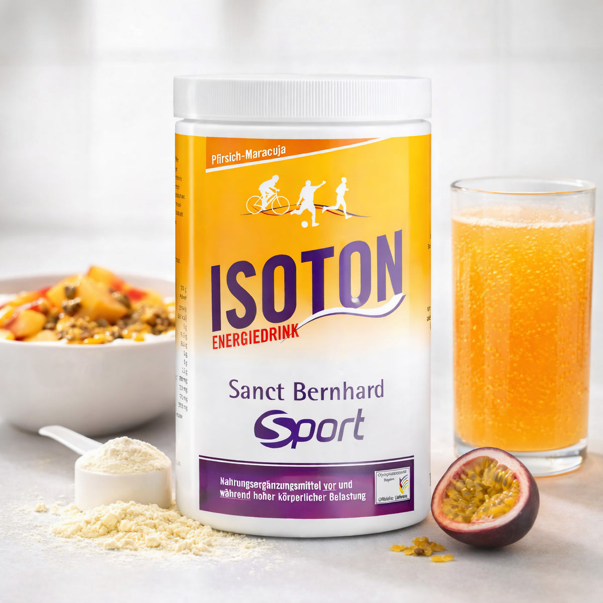 Sanct Bernhard SPORT Isoton Energiedrink 900g Dose mit Messlöffel Pulver, Glas mit angerührtem isotonem Getränk und aufgeschnittener Maracuja sowie Müslischale im Hintergrund.