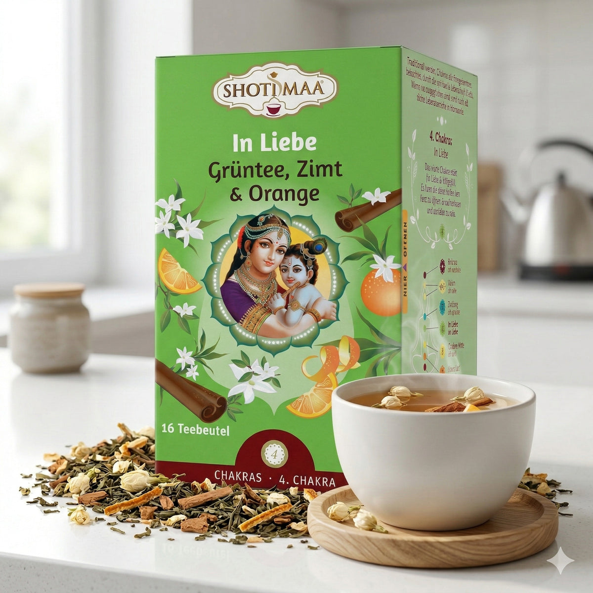 Bio Ayurveda-Tee von Shoti Maa, grüner Tee mit Zimt und Orange, zeigt eine Tasse mit Kräuter- und Teeblättern.