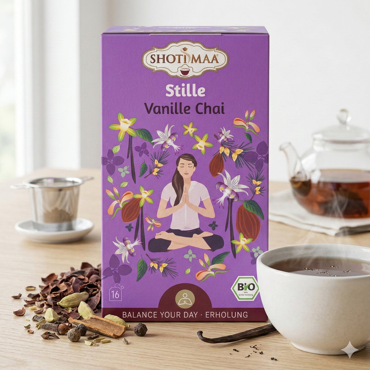 Bio Ayurveda Kräuter- und Tee von Shoti Maa mit Vanille-Note, zeigt die Verpackung und Tee-Zubereitung in natürlichem Ambiente.