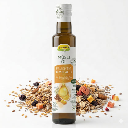 grano vita müsli öl fruchtig in brauner Flasche, stehend vor einer Mischung aus Frühstücksflocken, Kernen und Trockenfrüchten auf weißem Hintergrund