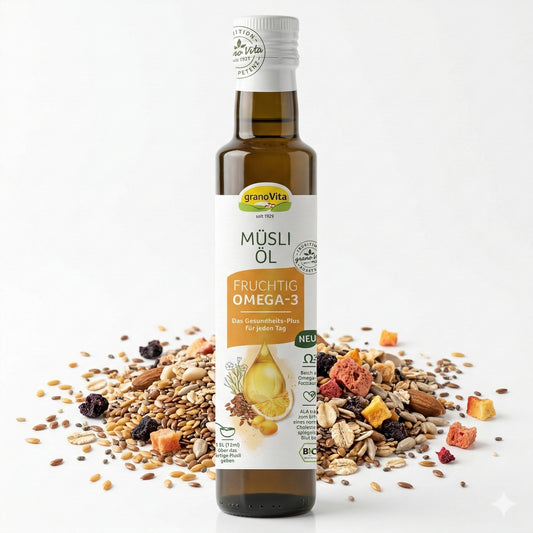 grano vita müsli öl fruchtig in brauner Flasche, stehend vor einer Mischung aus Frühstücksflocken, Kernen und Trockenfrüchten auf weißem Hintergrund