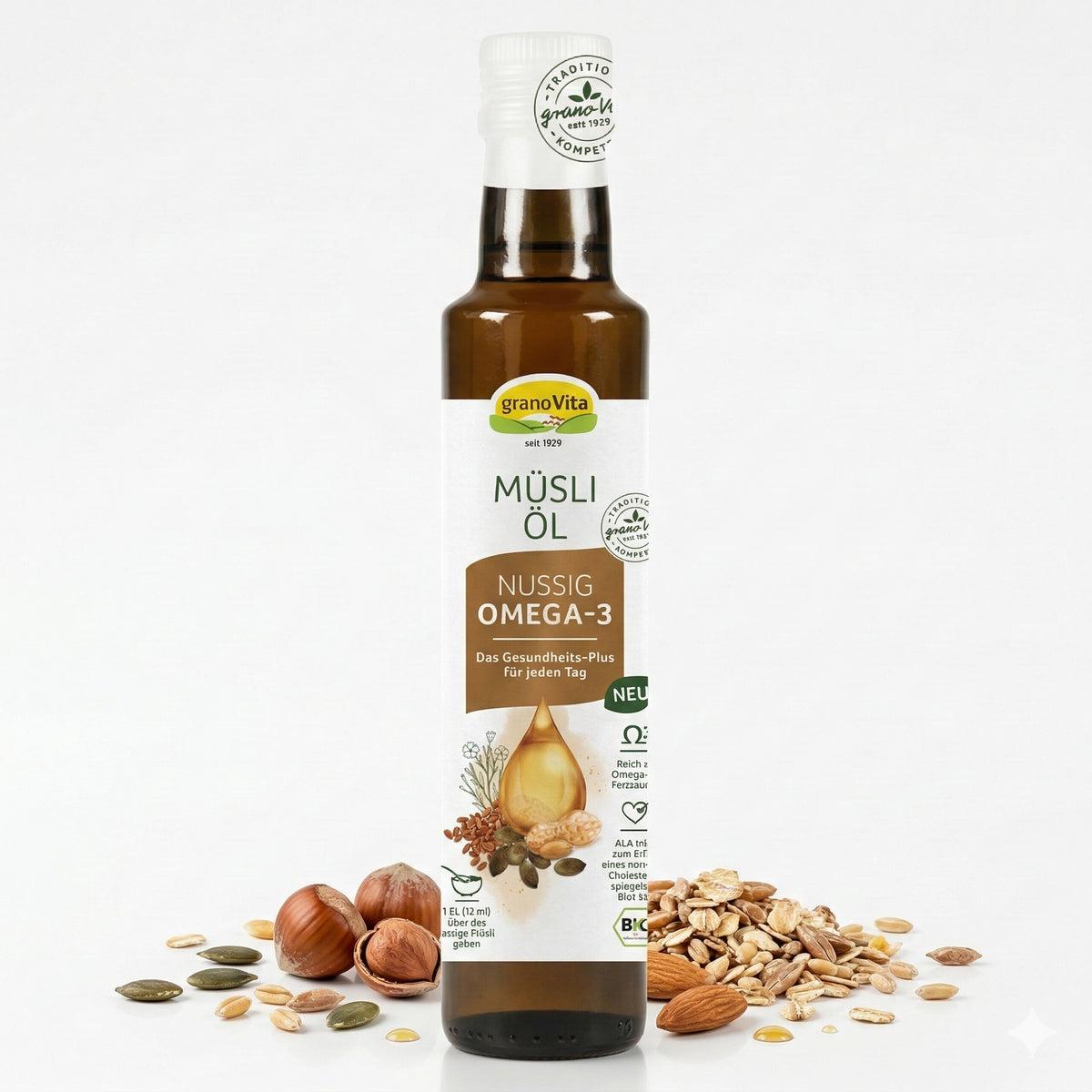 Grano Vita Müsliöl nussig in brauner Flasche, umgeben von Müslizutaten wie Haferflocken, Nüssen und Kernen auf weißem Hintergrund.