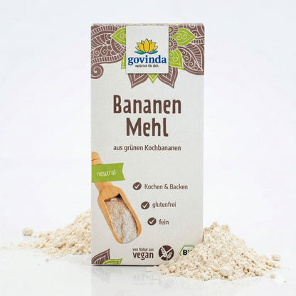 Packung Govinda Bananenmehl aus grünen Kochbananen mit Mehlhaufen auf weißem Untergrund, glutenfrei, 350g