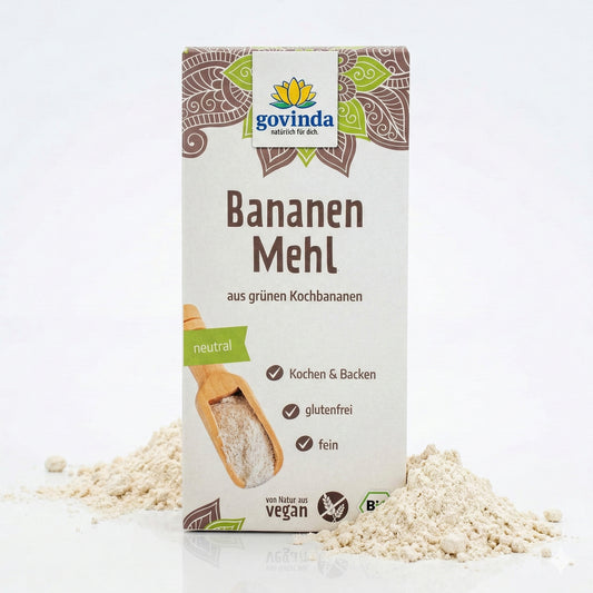 Packung Govinda Bananenmehl aus grünen Kochbananen mit Mehlhaufen auf weißem Untergrund, glutenfrei, 350g