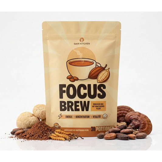 Focus Brew Kaffee-Alternative von Gain Kitchen, 210g, im Standbeutel, umgeben von Kakaopulver, Kakaobohnen und Pilzen, auf weißem Hintergrund.