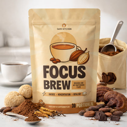 Focus Brew Instantkaffee von Gain Kitchen, 210g, vor einer Tasse Kaffee, mit Kakaopulver, Pilzen und Kakaobohnen, daneben ein offener Beutel mit Löffel.