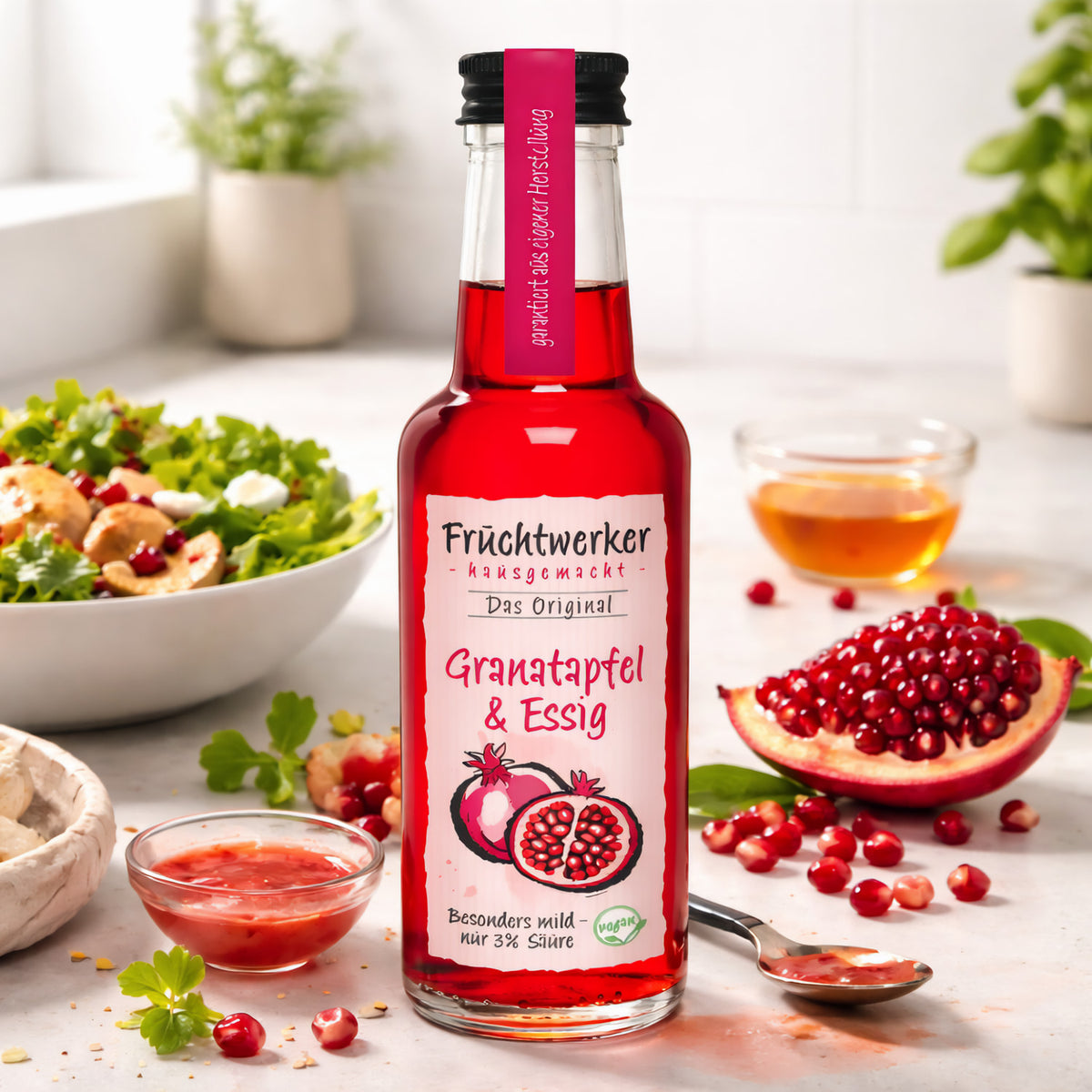 Fruchtwerker Granatapfel- und Essig-Produkt in 250ml Flasche, dunkle Flüssigkeit mit Frucht- und Essig-Details sichtbar