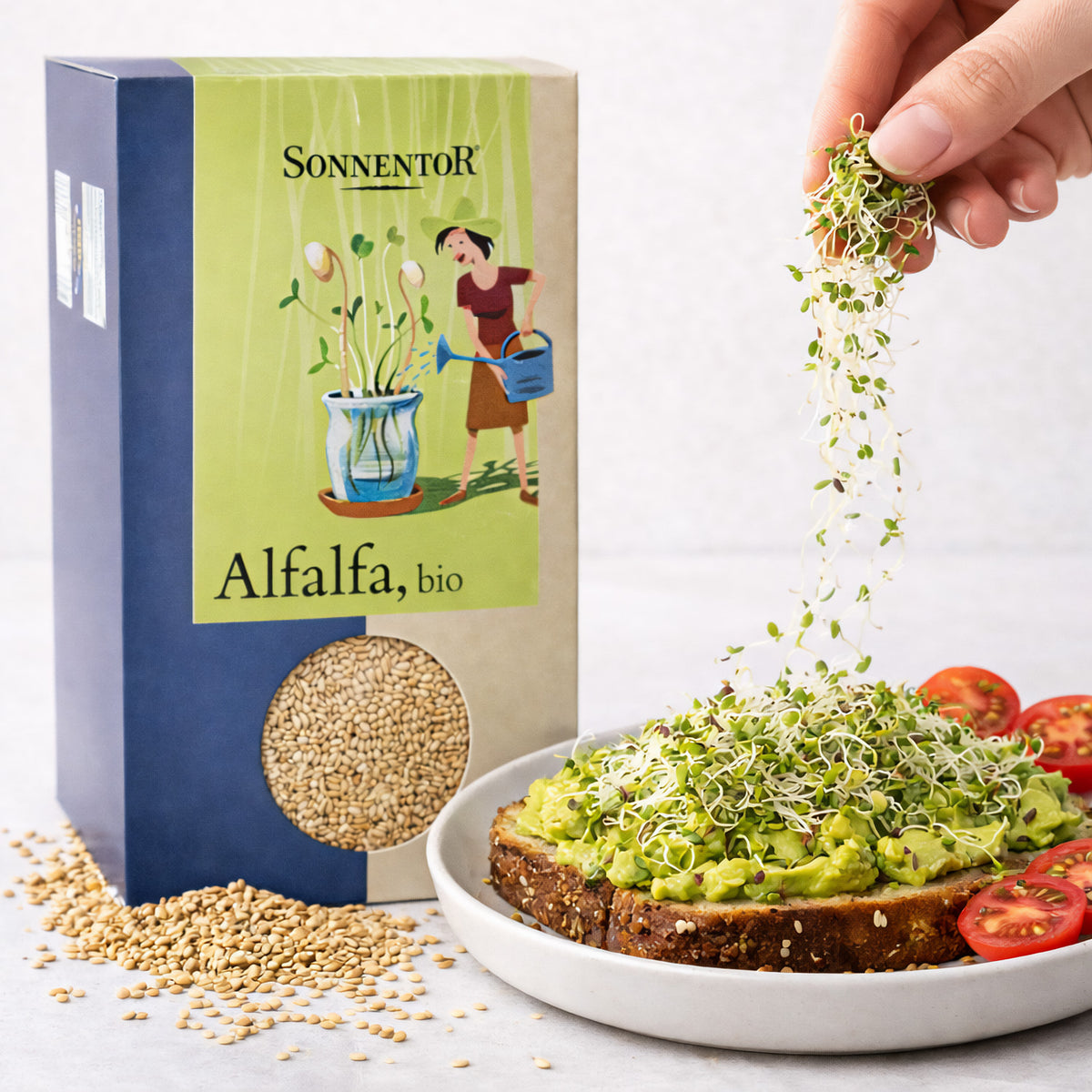 Bio Alfalfa Samen von Sonnentor, frische grüne Alfalfa-Sprossen in einem Kochen-Setup, ideal für gesunde Ernährung.