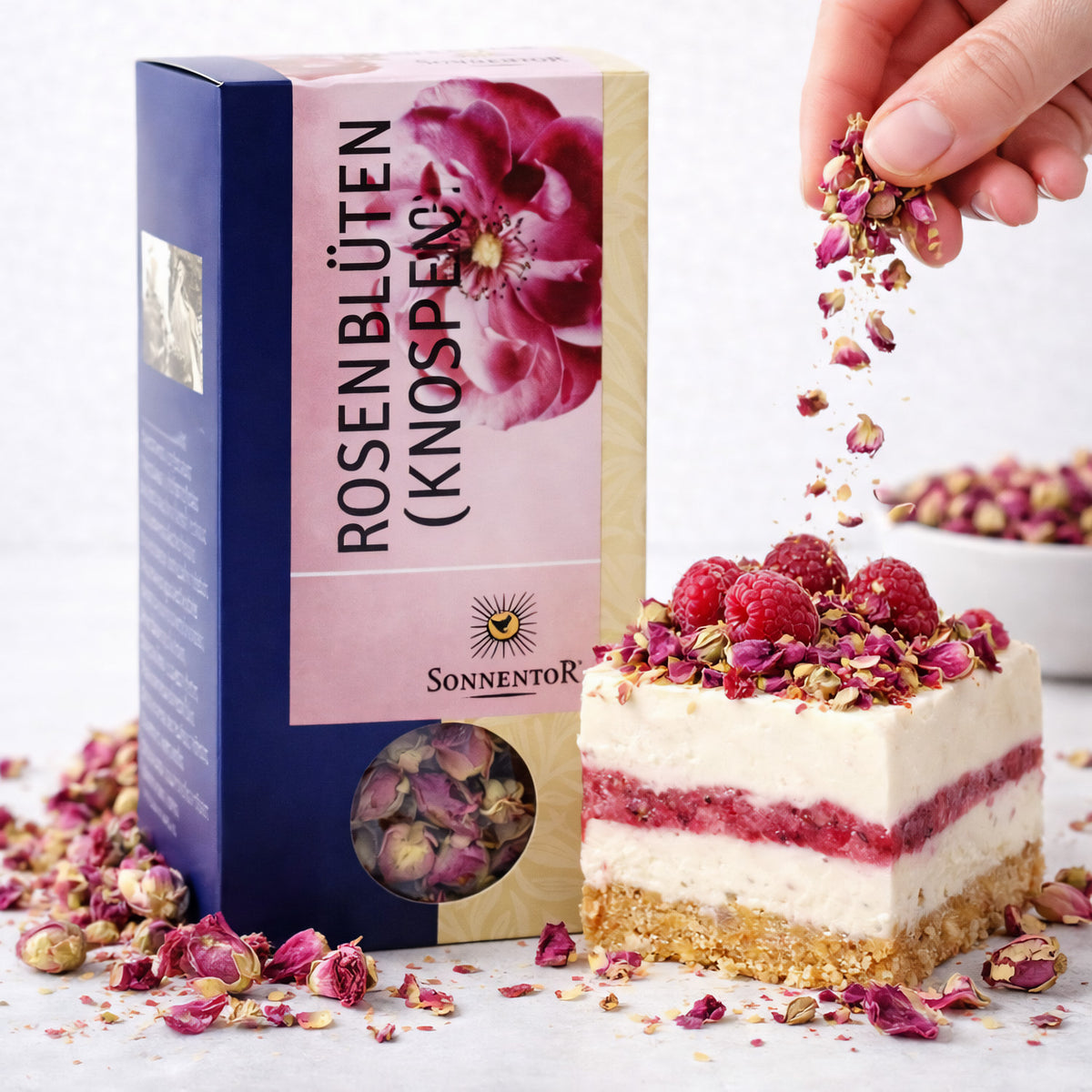 Bio-Tee von Sonnentor mit Rosenblüten (Knospen), lose, in einer offenen Verpackung, zeigt frische, blühende Rosenblüten.
