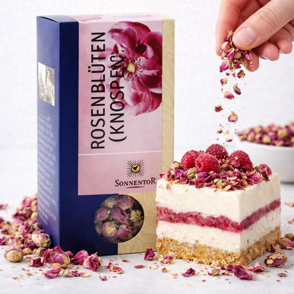 Bio-Tee von Sonnentor mit Rosenblüten (Knospen), lose, in einer offenen Verpackung, zeigt frische, blühende Rosenblüten.