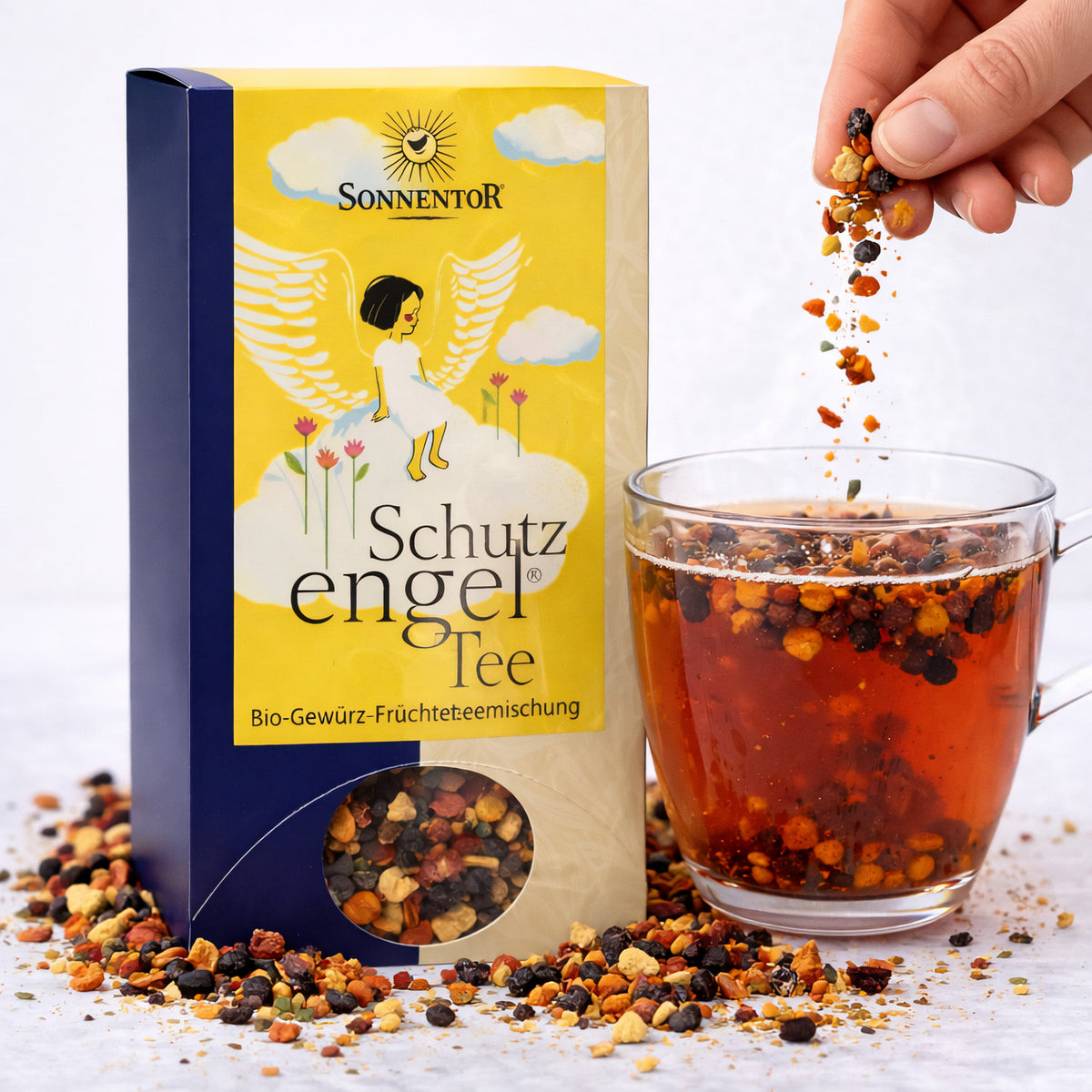 Bio Schutzengel-Tee von Sonnentor, Teebeutel in einer offenen Verpackung, zeigt frische Teeblätter und Teemischung.