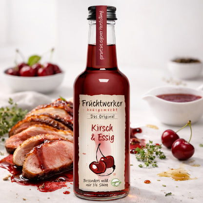 Fruchtwerker Kirsch- und Essig-Produktflasche aus Glas, 250 ml, mit buntem Etikett und Frucht-Design, auf weißem Hintergrund