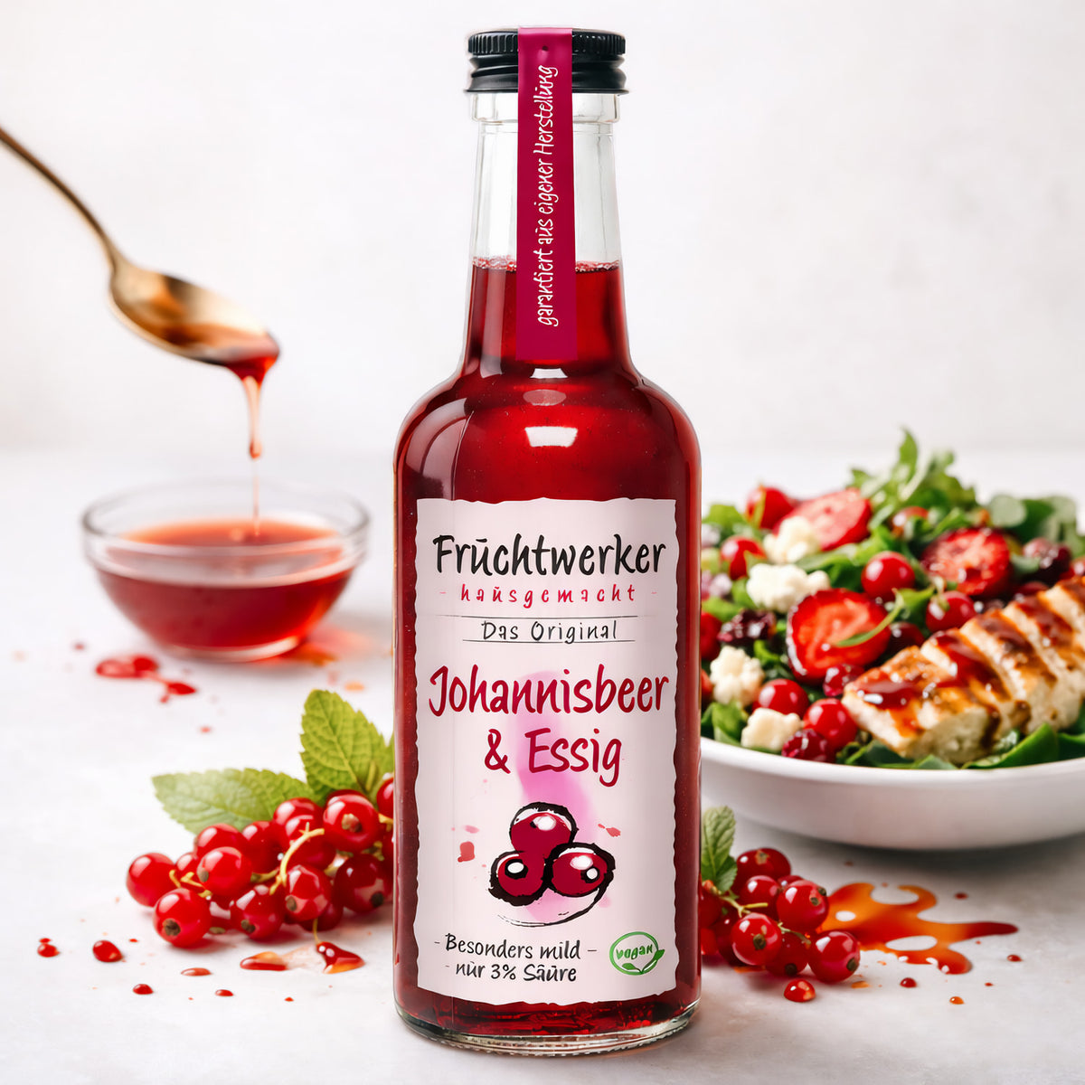 Fruchtwerker Johannisbeer-Essig in 250ml Flasche, dunkle Flüssigkeit mit fruchtigem Aroma, ideal für Salate und Marinaden.