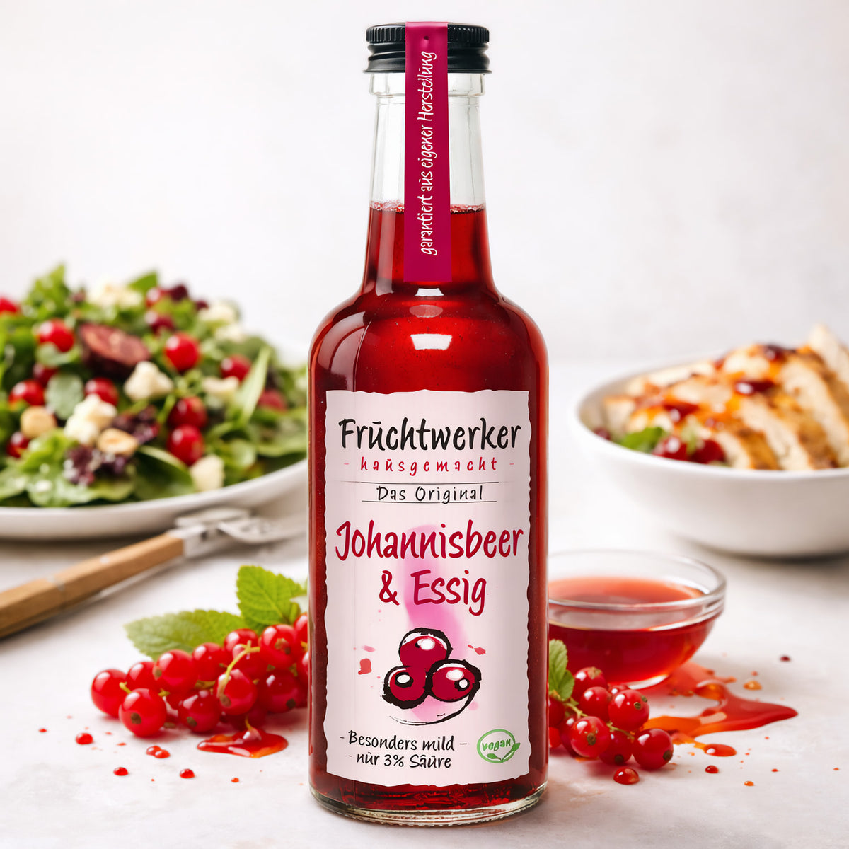 Fruchtwerker Johannisbeeressig in 250ml Flasche, dunkle Flüssigkeit mit fruchtigem Aroma, für Salate und Marinaden