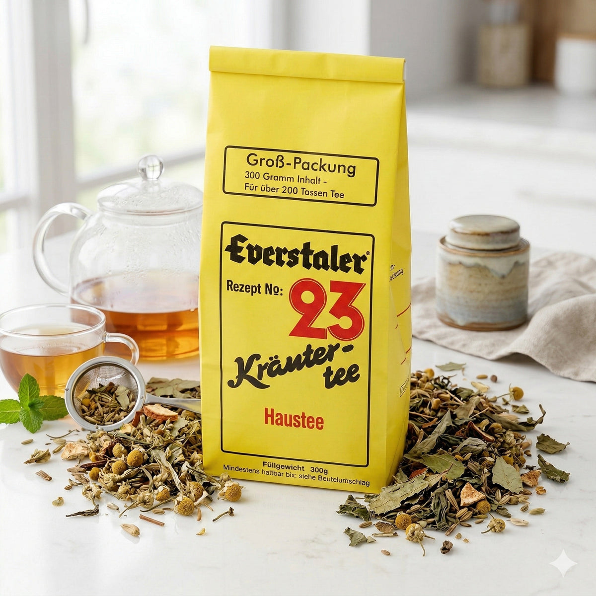Everstaler Kräutertee Nummer 23 in einer Tasse, frisch gebrüht, mit Kräutern sichtbar im Teeblatt.