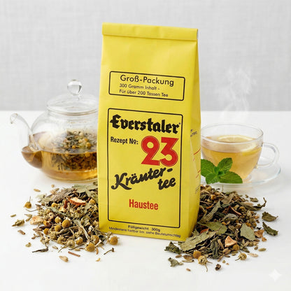 Tasse mit Kräutertee Everstaler Rezept Nummer 23, frische Kräuter und Tee im Becher, Nahaufnahme