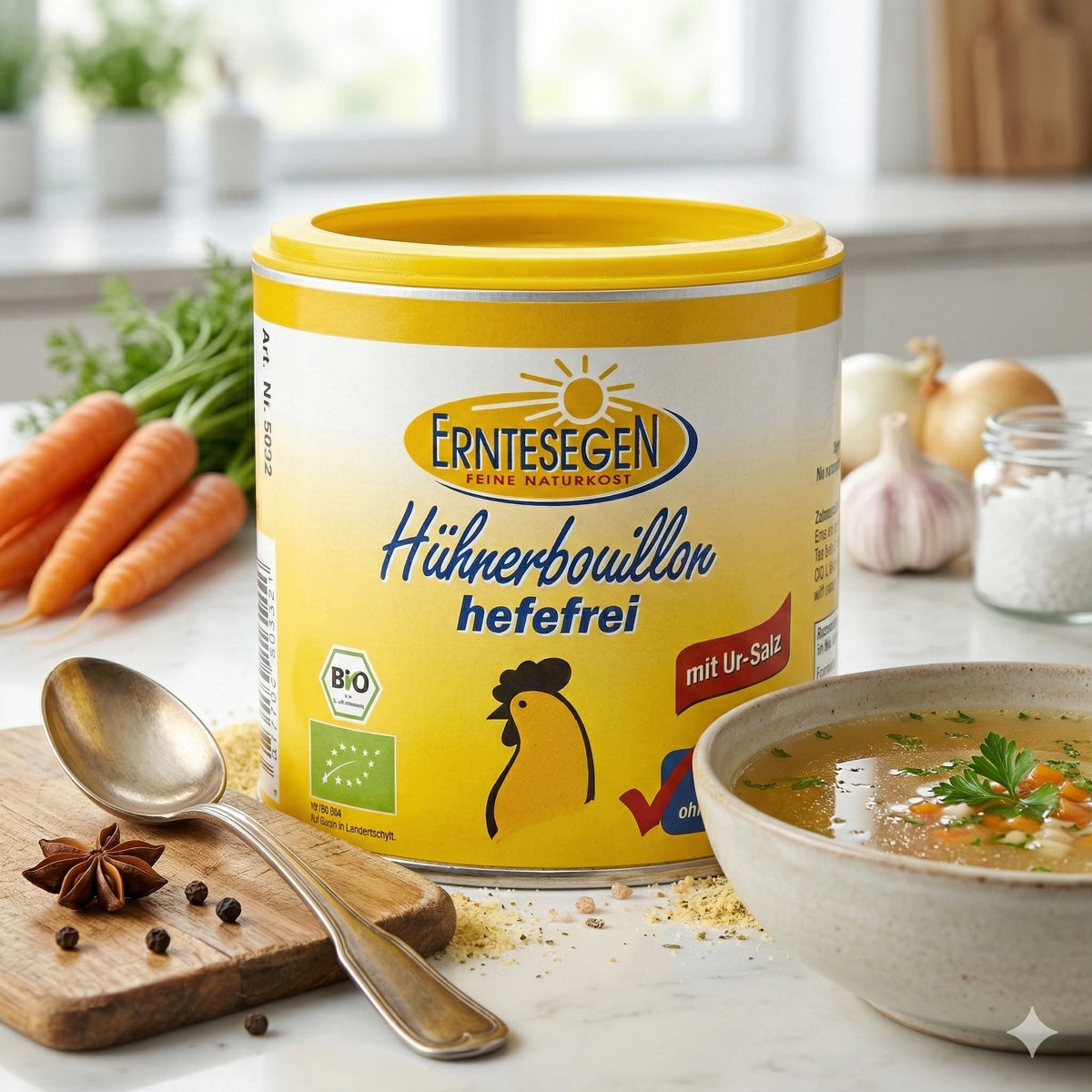 Bio Hühnerbouillon von Erntesegen, hefefrei, in der Kochzubereitung, zeigt die klare Brühe in einer Schüssel.