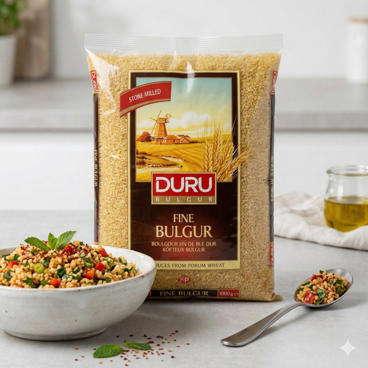 Duru Bulgur Koftelik, 1kg, in einer Schüssel mit gekochtem Bulgur und frischen Zutaten, für türkische Gerichte zubereitet