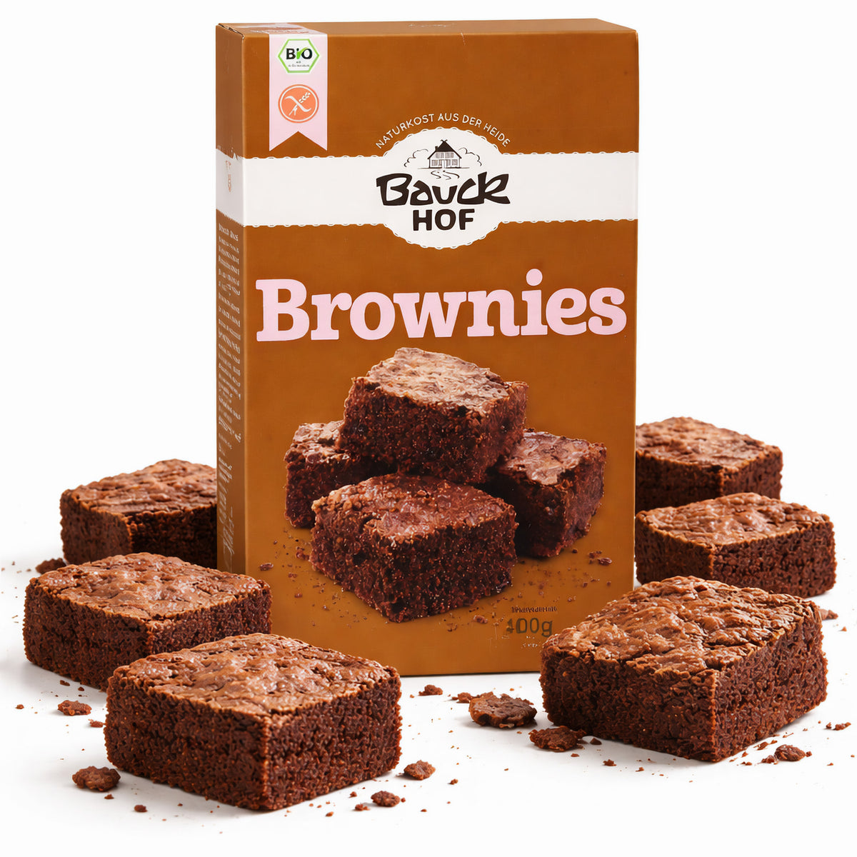 Bauckhof Brownies Backmischung glutenfrei, Packung stehend, umgeben von gebackenen Brownies auf weißem Untergrund.