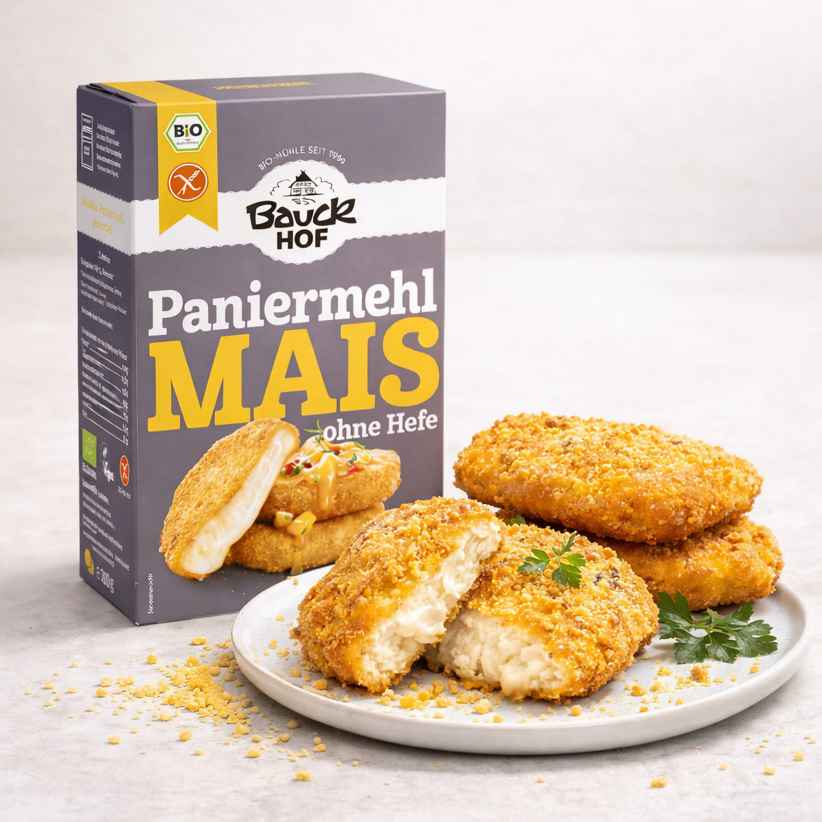 Bauckhof Bio Mais Paniermehl ohne Hefe, glutenfrei, in einer Schüssel auf einem Küchenarbeitsplatz, zum Kochen.