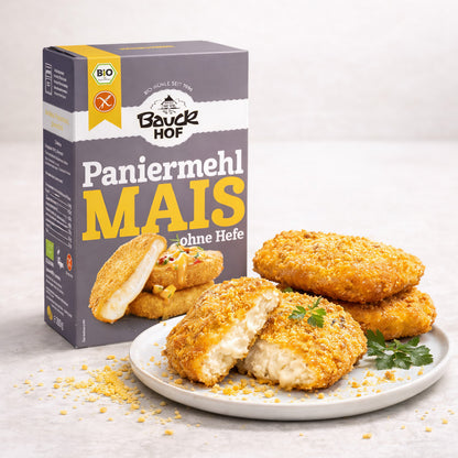 Bauckhof Bio Mais Paniermehl ohne Hefe, glutenfrei, in einer Schüssel auf einem Küchenarbeitsplatz, zum Kochen.