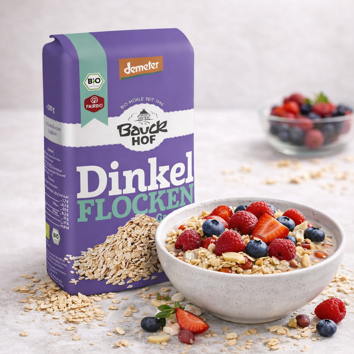 Bio Dinkelflocken von Bauckhof, Großblatt, Demeter, zum Kochen, in einer Packung auf einem Küchenhintergrund sichtbar