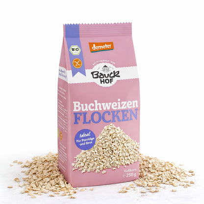 Bio Buchweizenflocken von Bauckhof, glutenfrei und Demeter-zertifiziert, in einer Packung ab 250g, ideal zum Kochen.