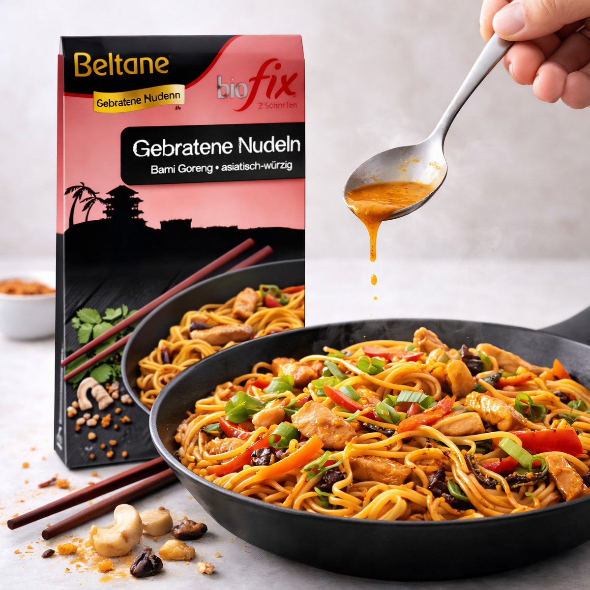 Gebratene Nudeln von Beltane Biofix, Kochen, in einer Schüssel mit goldbraunem, knusprigem Aussehen, bereit zum Servieren