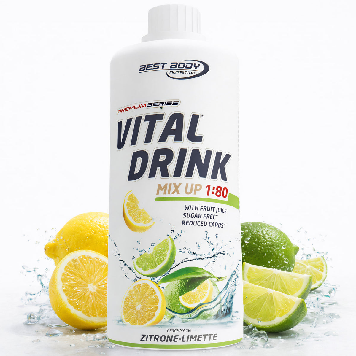 Best Body Nutrition Vitaldrink Zitrone-Limette, Flasche von vorne, umgeben von frischen Zitronen und Limetten im Spritzwasser.