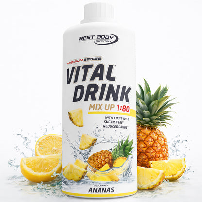 Vital Drink Ananas von Best Body Nutrition, Flasche von vorne, Ananas und Zitronenstücke im Wasser-Splash arrangiert.